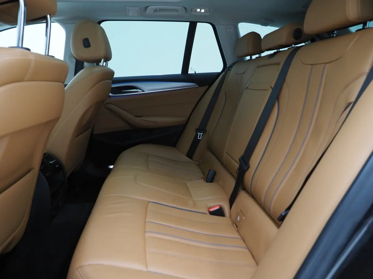 520e | Panoramadak | LED Grille | Trekhaak | Leder | HUD | 360 | Dodehoek | Sfeerlicht | Memory | Carplay