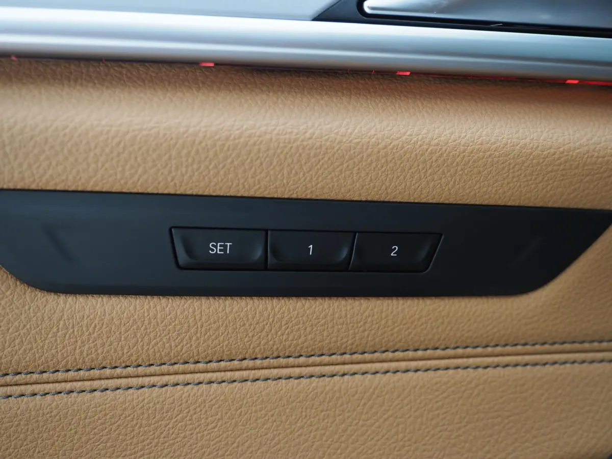 520e | Panoramadak | LED Grille | Trekhaak | Leder | HUD | 360 | Dodehoek | Sfeerlicht | Memory | Carplay