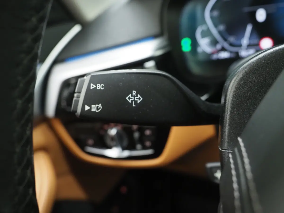 520e | Panoramadak | LED Grille | Trekhaak | Leder | HUD | 360 | Dodehoek | Sfeerlicht | Memory | Carplay