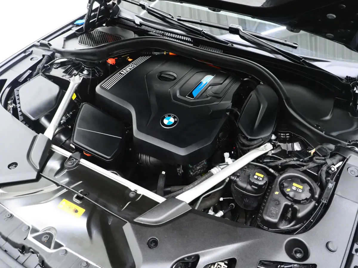 520e | Panoramadak | LED Grille | Trekhaak | Leder | HUD | 360 | Dodehoek | Sfeerlicht | Memory | Carplay