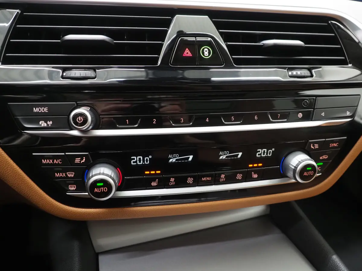 520e | Panoramadak | LED Grille | Trekhaak | Leder | HUD | 360 | Dodehoek | Sfeerlicht | Memory | Carplay
