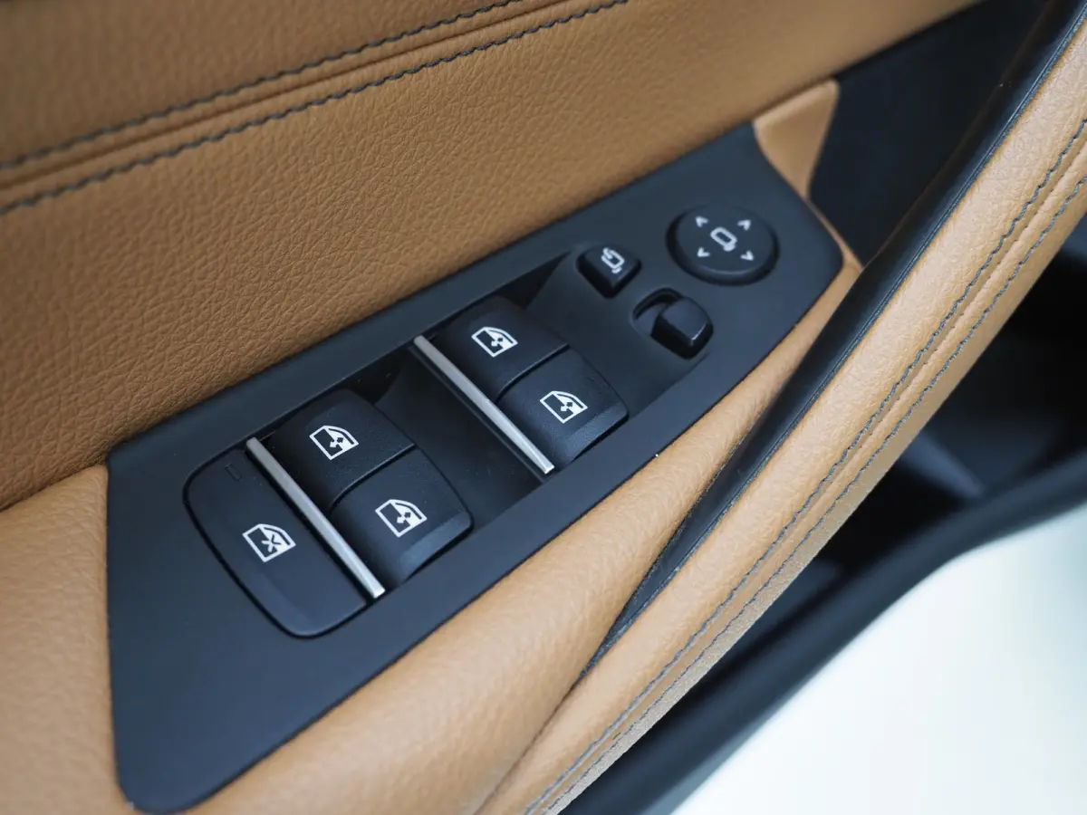 520e | Panoramadak | LED Grille | Trekhaak | Leder | HUD | 360 | Dodehoek | Sfeerlicht | Memory | Carplay