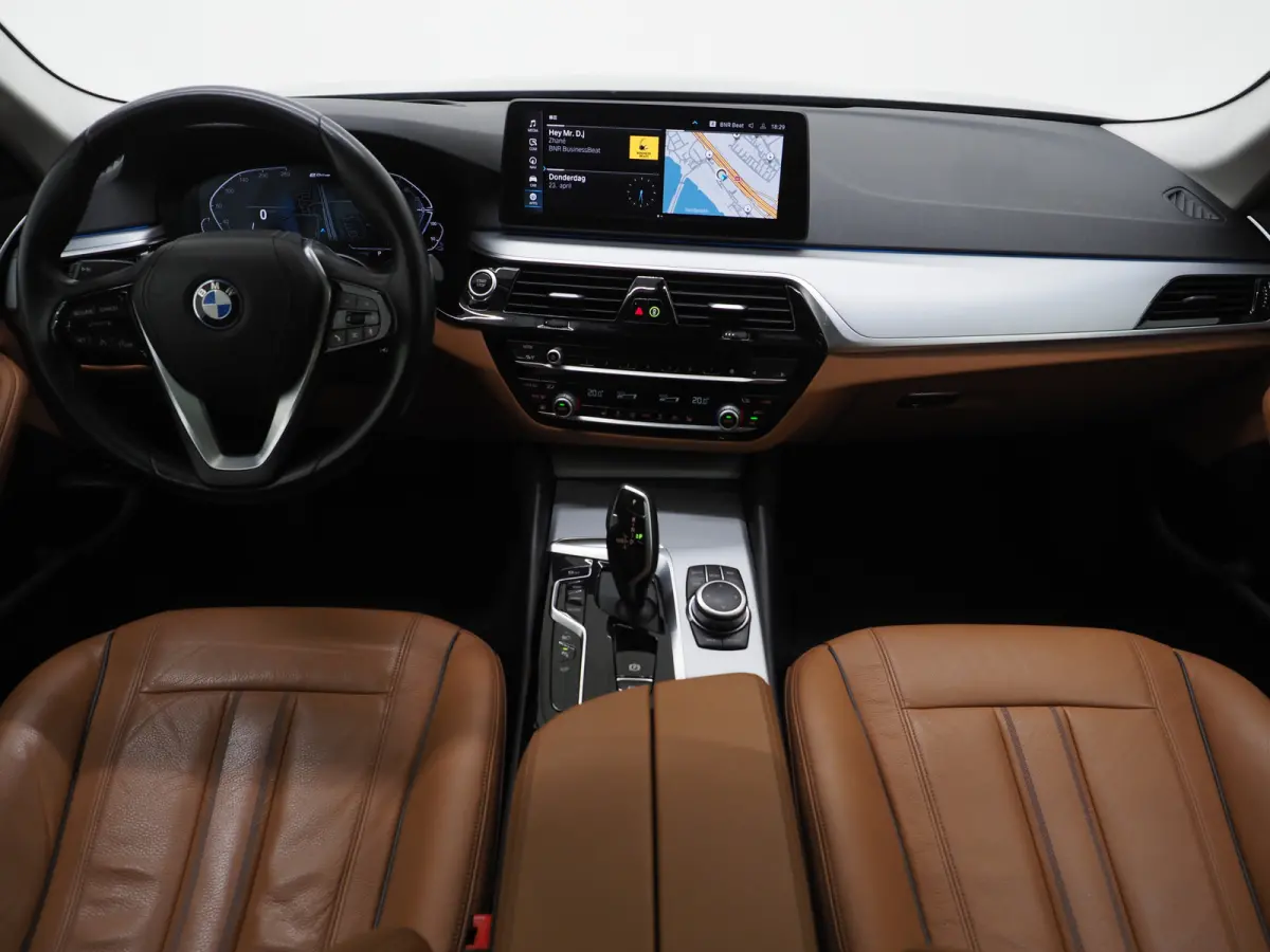 520e | Panoramadak | LED Grille | Trekhaak | Leder | HUD | 360 | Dodehoek | Sfeerlicht | Memory | Carplay