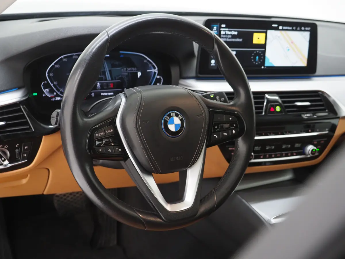 520e | Panoramadak | LED Grille | Trekhaak | Leder | HUD | 360 | Dodehoek | Sfeerlicht | Memory | Carplay