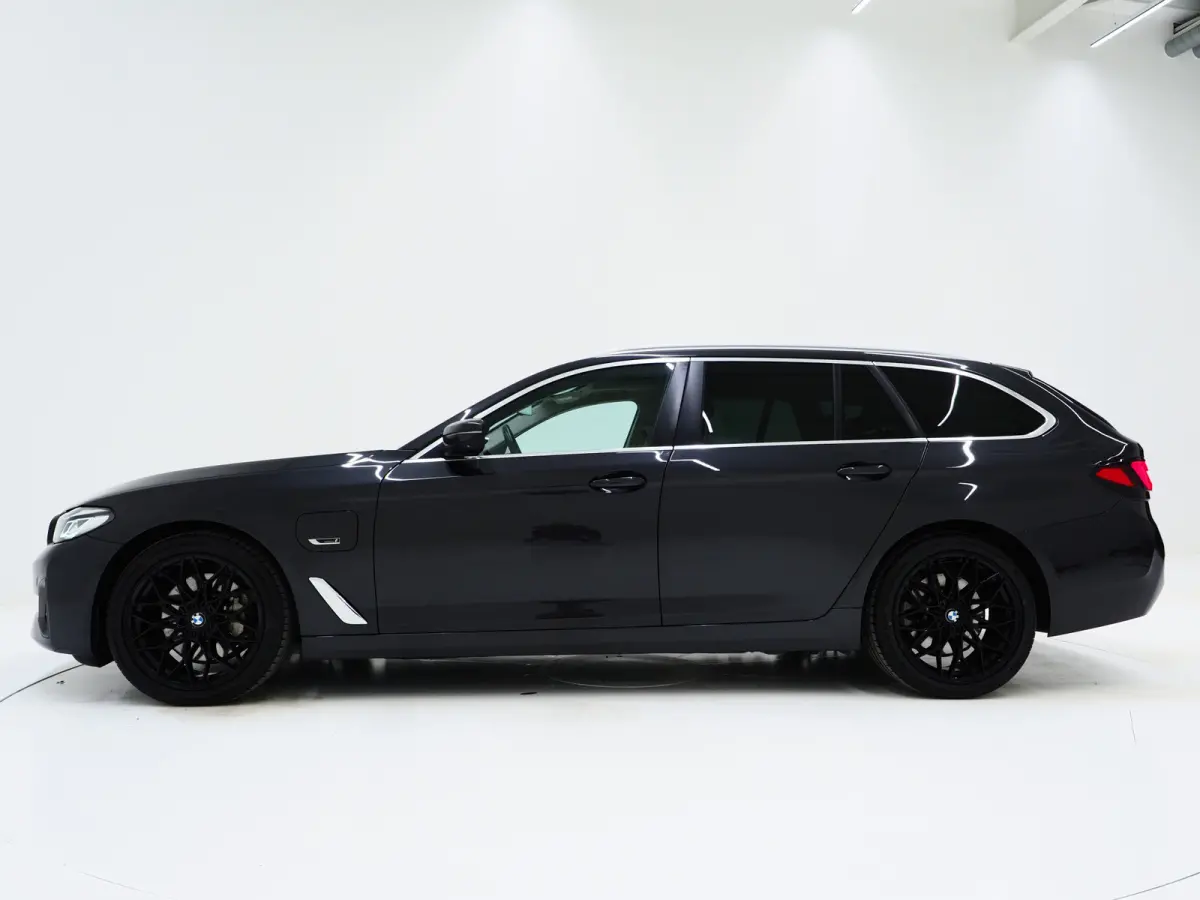520e | Panoramadak | LED Grille | Trekhaak | Leder | HUD | 360 | Dodehoek | Sfeerlicht | Memory | Carplay