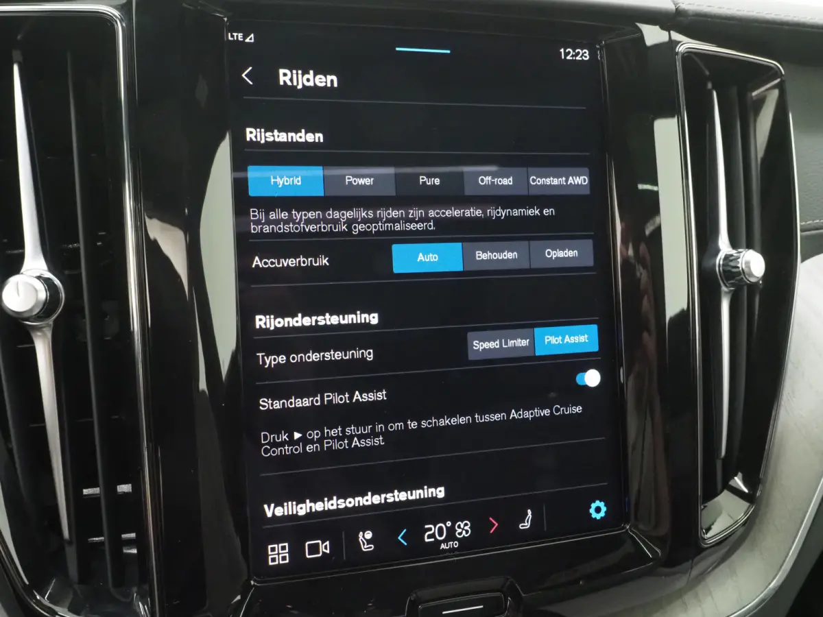 2.0 T6 Plug-in hybrid AWD Ultimate Long Range | Panoramadak | Luchtvering | Tailored Wool Blend | Trekhaak | HUD | Harman/Kardon