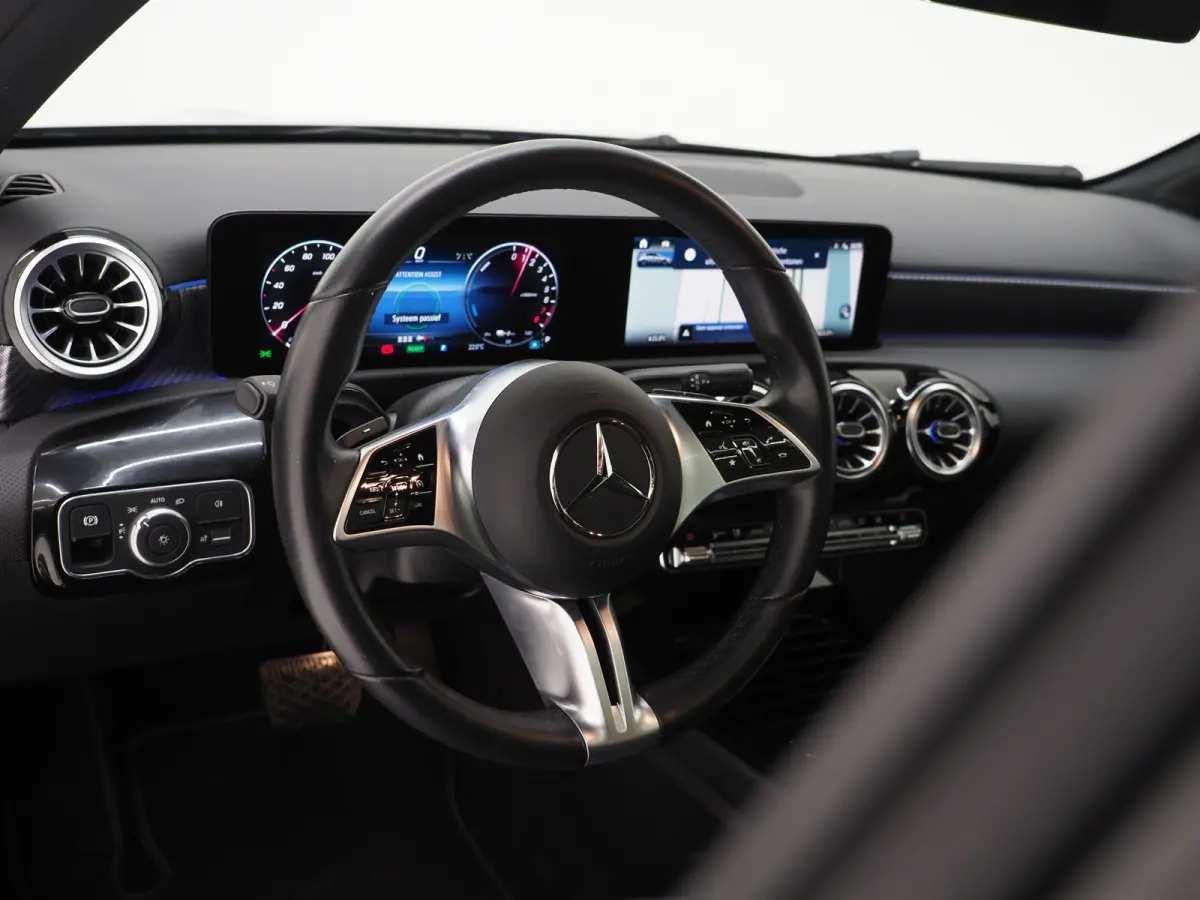 250 e Luxury Line | Panoramadak | Sfeerlicht | Camera | Keyless | Zwarte Hemel | Cruise | DAB