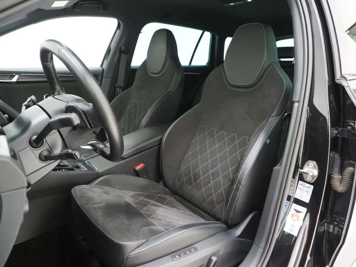 1.4 TSI iV Sportline | Sportstoelen | Adaptive Cruise | Trekhaak | Keyless | Camera | Memory | Sfeerlicht
