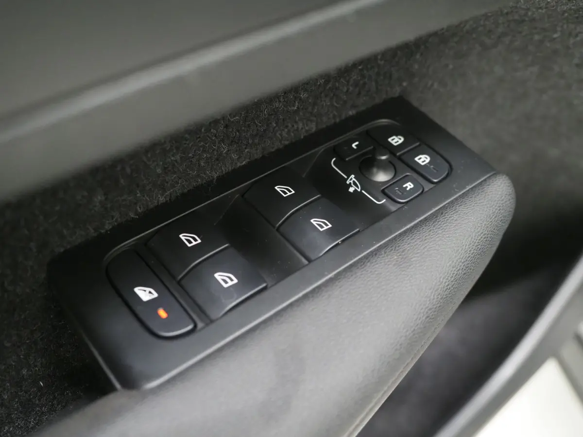 1.5 T5 R-Design Full Black | Camera | Keyless | Virtual | DAB | Climate | Zwarte Hemel | Carplay
