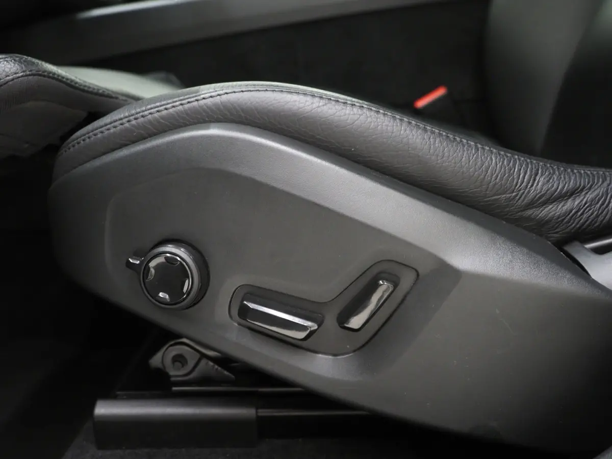 2.0 T6 Plug-in hybrid AWD Plus Dark Long Range | Panoramadak | Keyless | Camera | Leder | Memory | Climate | LED | Carplay