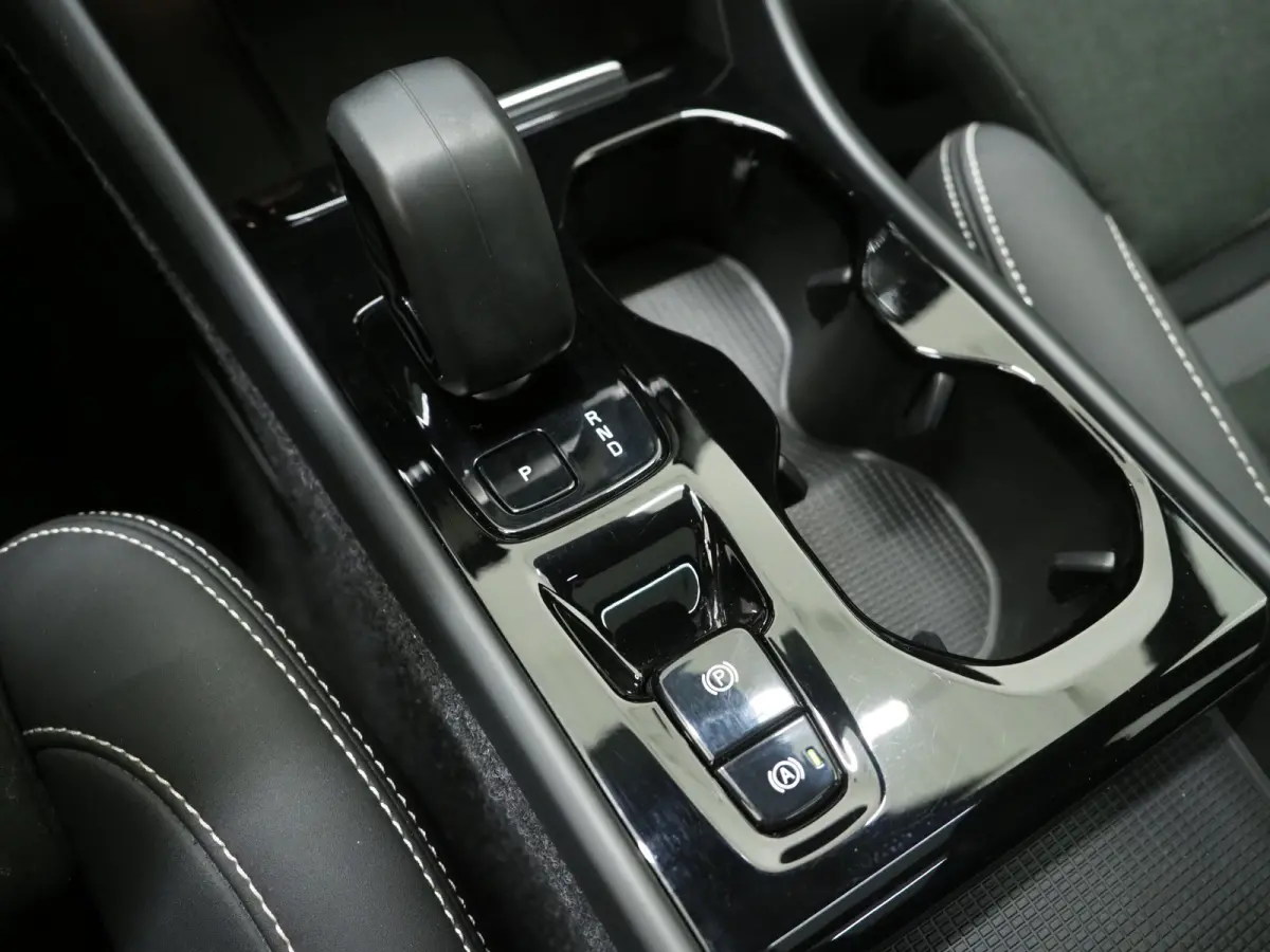 1.5 T5 Plug-in hybrid Ultimate Dark | Panoramadak | Harman/Kardon | Pilot Assist | Camera | BLIS | Keyless | Carplay