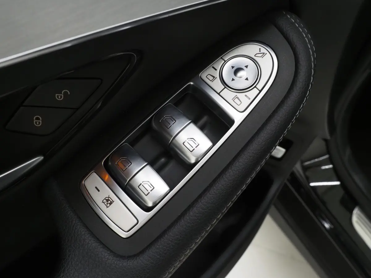 300e 4MATIC | Leder | Camera | Virtual | Stoelverwarming | Donkere Hemel | Dodehoek | Carplay