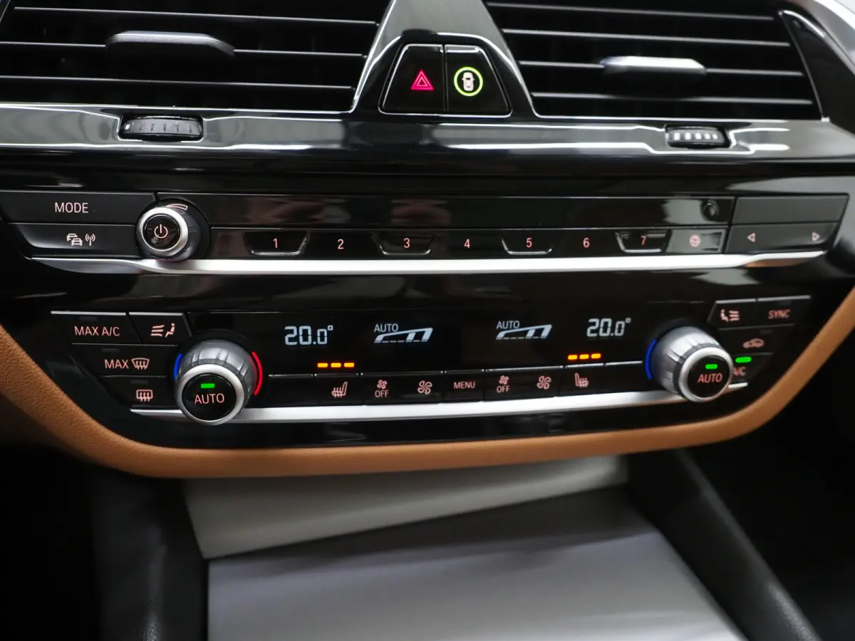 530e | Panoramadak | Trekhaak | Leder | Camera | Memory | Sfeerlicht | Carplay