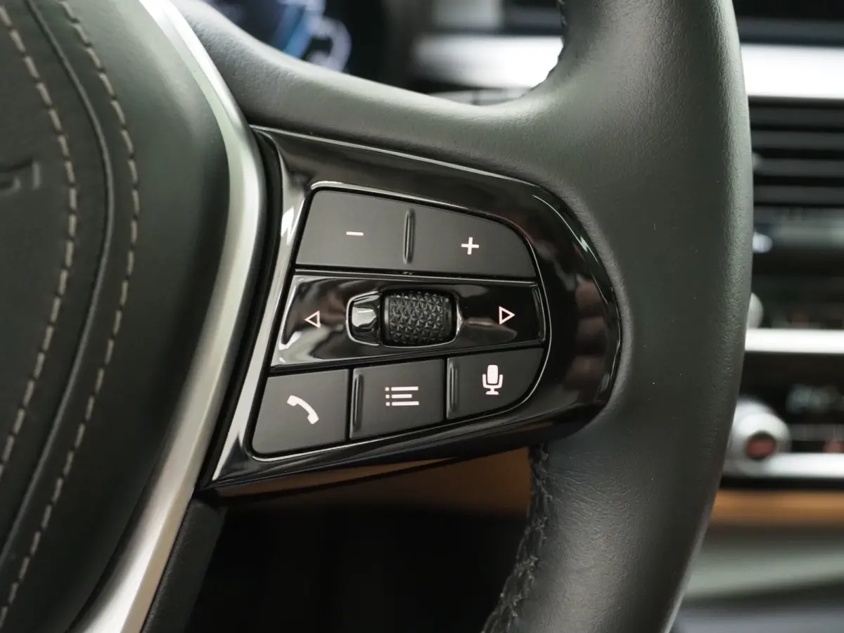 530e | Panoramadak | Trekhaak | Leder | Camera | Memory | Sfeerlicht | Carplay