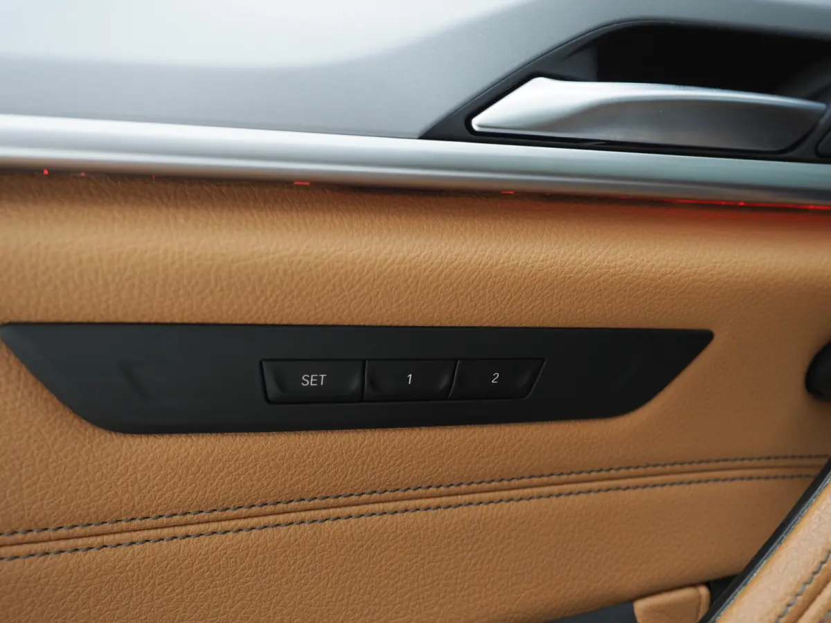 530e | Panoramadak | Trekhaak | Leder | Camera | Memory | Sfeerlicht | Carplay