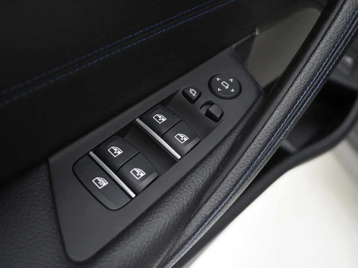 530e M Sport Shadow Line | LaserLED | Trekhaak | Harman/Kardon | 360 | HUD | Sfeerlicht | Keyless | Carplay
