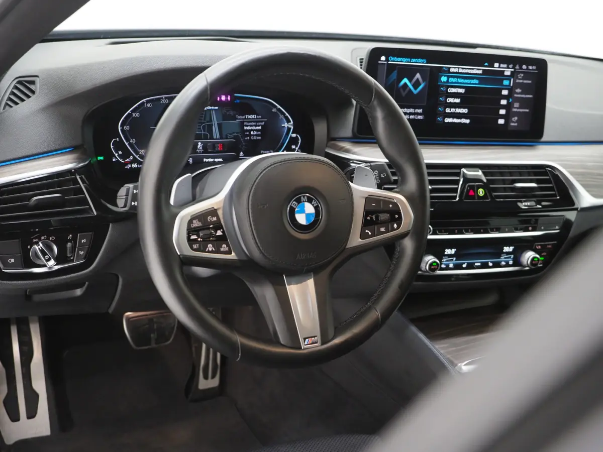 530e M Sport Shadow Line | LaserLED | Trekhaak | Harman/Kardon | 360 | HUD | Sfeerlicht | Keyless | Carplay