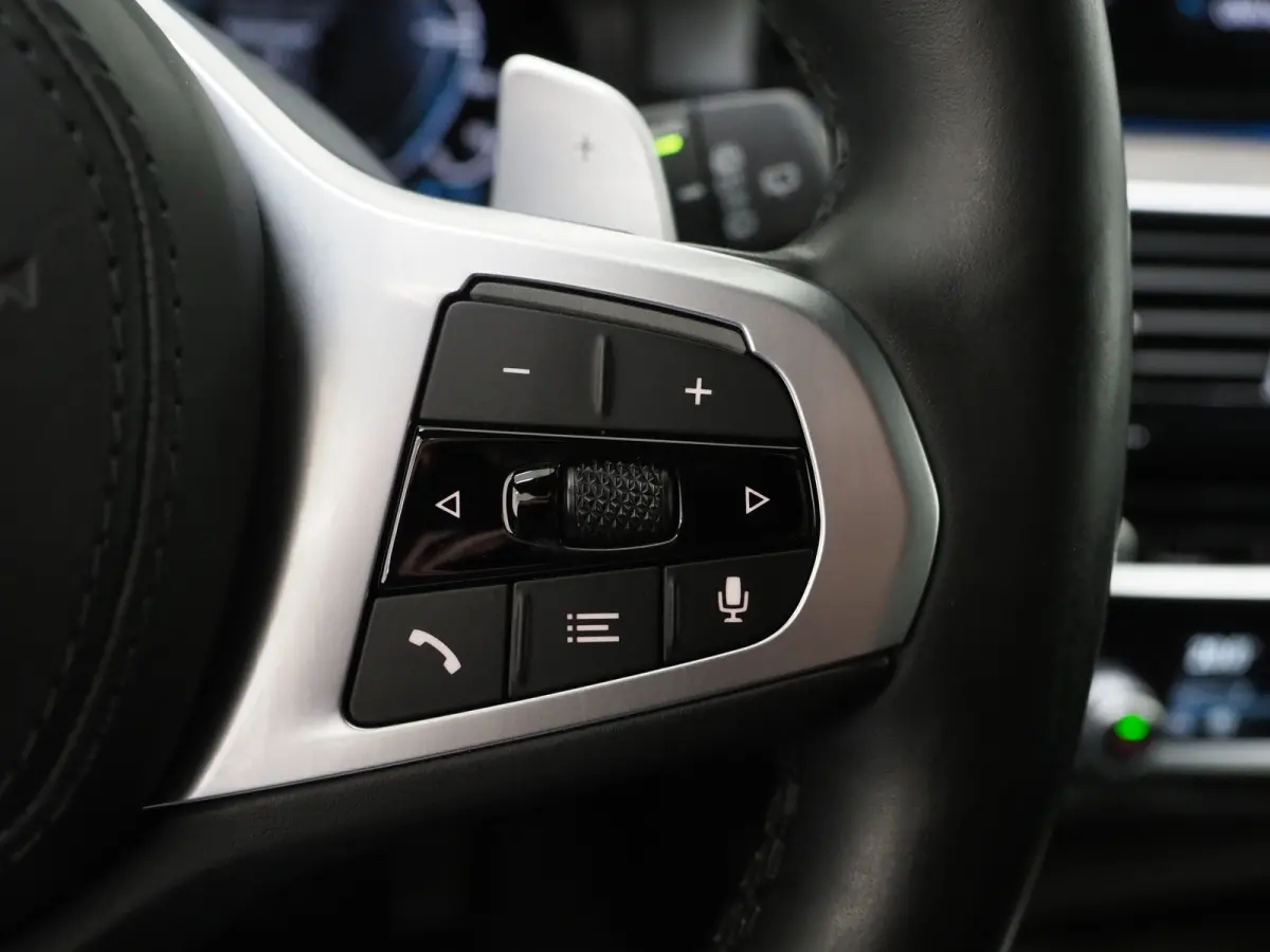 530e M Sport Shadow Line | LaserLED | Trekhaak | Harman/Kardon | 360 | HUD | Sfeerlicht | Keyless | Carplay