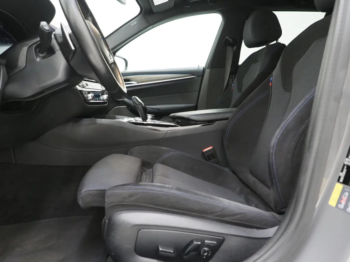 530e M Sport Shadow Line | LaserLED | Trekhaak | Harman/Kardon | 360 | HUD | Sfeerlicht | Keyless | Carplay
