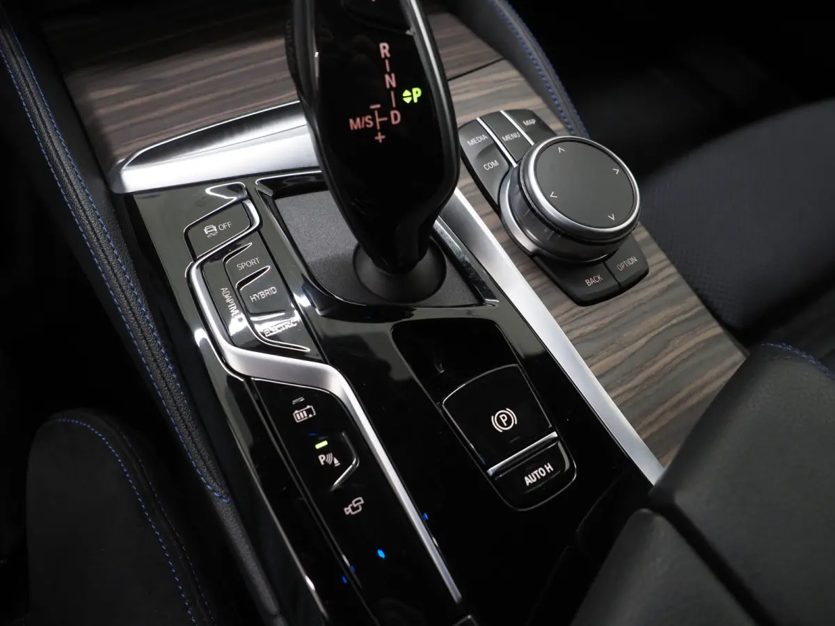 530e M Sport Shadow Line | LaserLED | Trekhaak | Harman/Kardon | 360 | HUD | Sfeerlicht | Keyless | Carplay