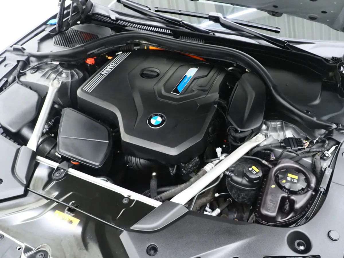 530e M Sport Shadow Line | LaserLED | Trekhaak | Harman/Kardon | 360 | HUD | Sfeerlicht | Keyless | Carplay