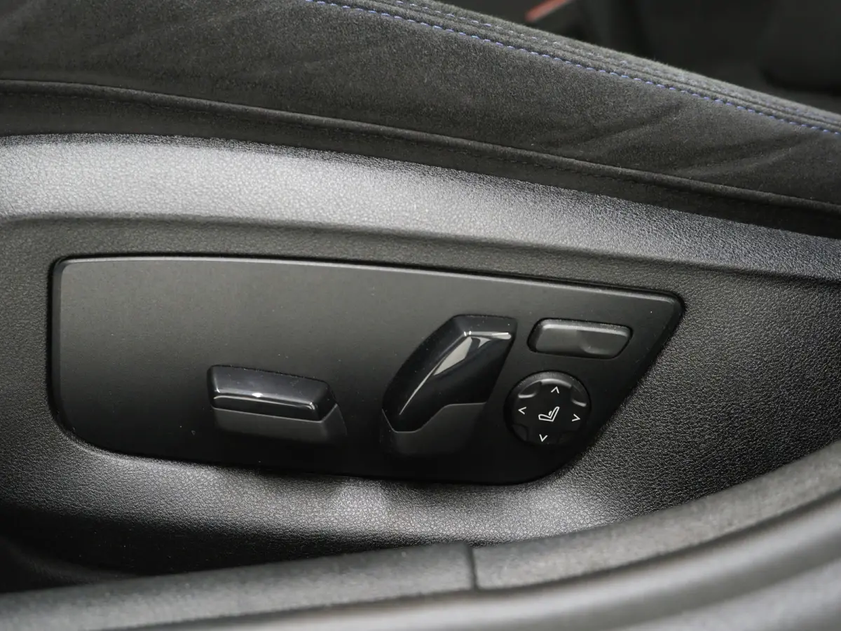 530e M Sport Shadow Line | LaserLED | Trekhaak | Harman/Kardon | 360 | HUD | Sfeerlicht | Keyless | Carplay