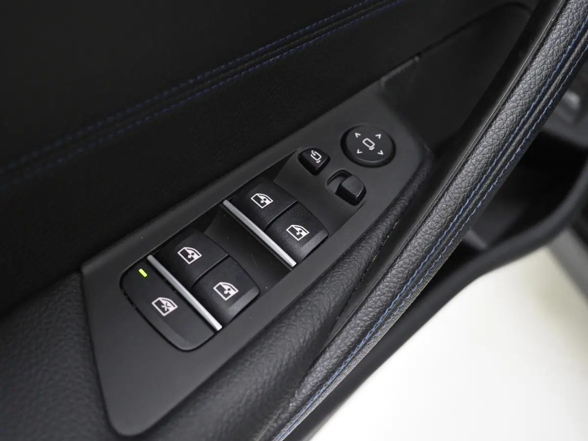 530e M Sport Shadow Line | Panoramadak | Trekhaak | Keyless | Sportstuur | Sfeerlicht | Camera | LED | Carplay