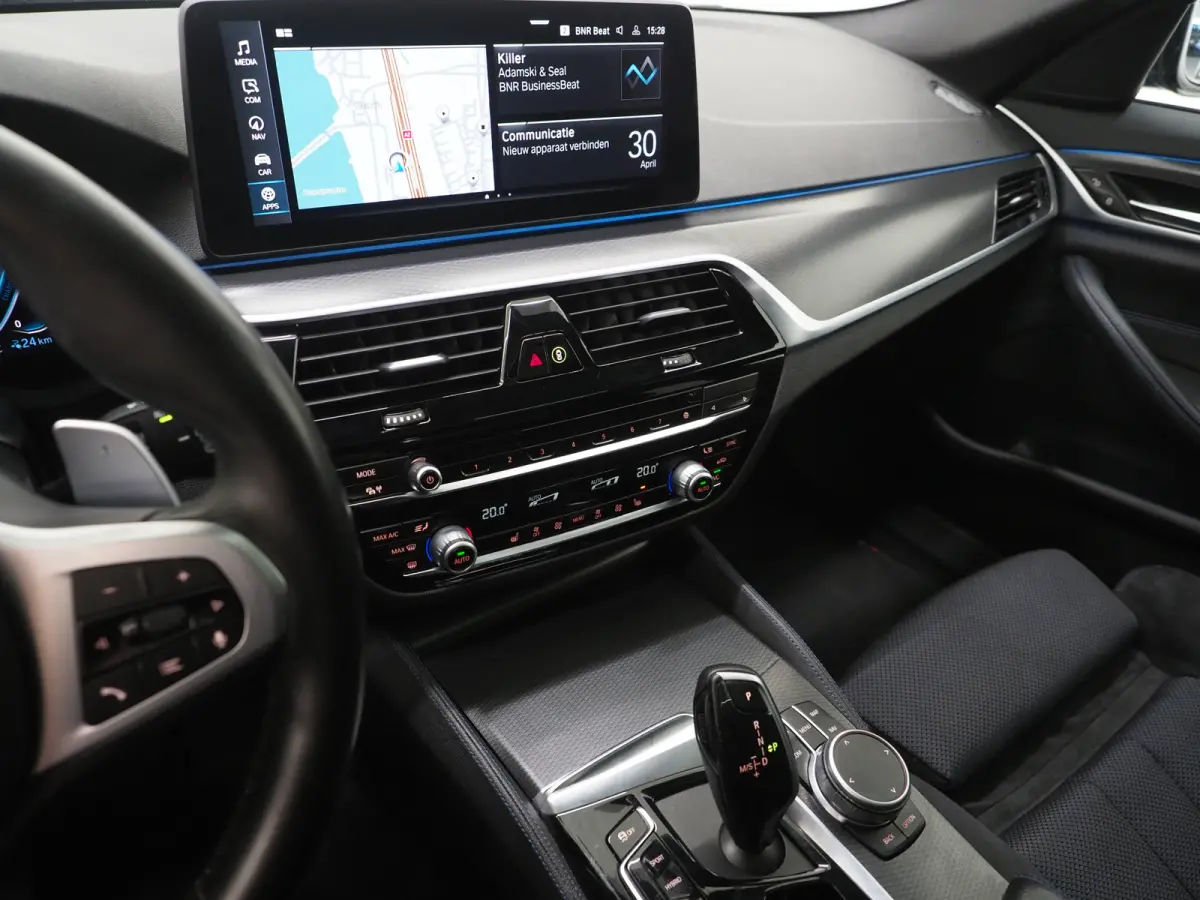 530e M Sport Shadow Line | Panoramadak | Trekhaak | Keyless | Sportstuur | Sfeerlicht | Camera | LED | Carplay