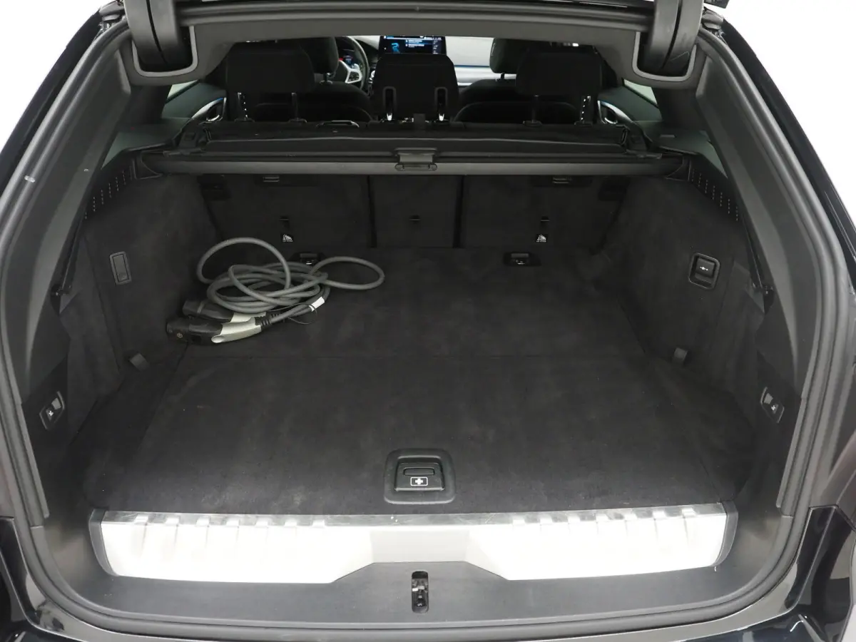 530e M Sport Shadow Line | Panoramadak | Trekhaak | Keyless | Sportstuur | Sfeerlicht | Camera | LED | Carplay