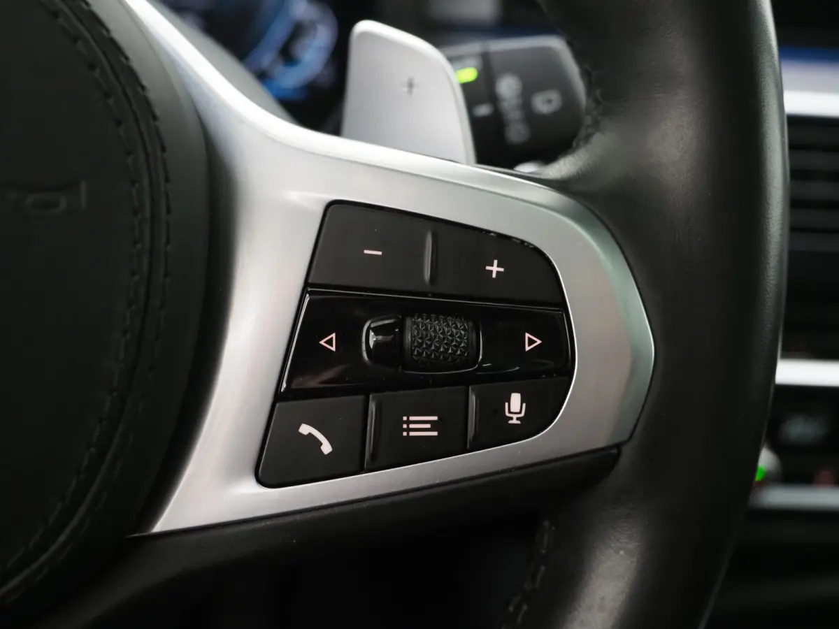 530e M Sport Shadow Line | Panoramadak | Trekhaak | Keyless | Sportstuur | Sfeerlicht | Camera | LED | Carplay