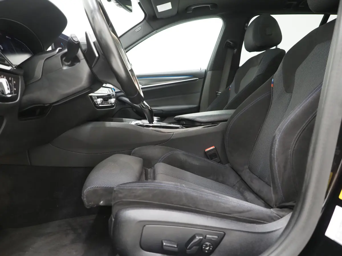 530e M Sport Shadow Line | Panoramadak | Trekhaak | Keyless | Sportstuur | Sfeerlicht | Camera | LED | Carplay
