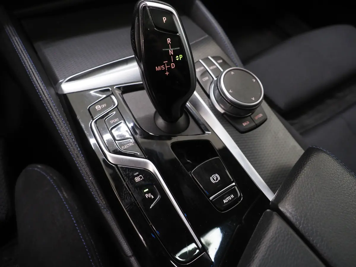 530e M Sport Shadow Line | Panoramadak | Trekhaak | Keyless | Sportstuur | Sfeerlicht | Camera | LED | Carplay
