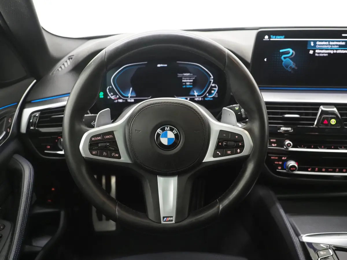 530e M Sport Shadow Line | Panoramadak | Trekhaak | Keyless | Sportstuur | Sfeerlicht | Camera | LED | Carplay