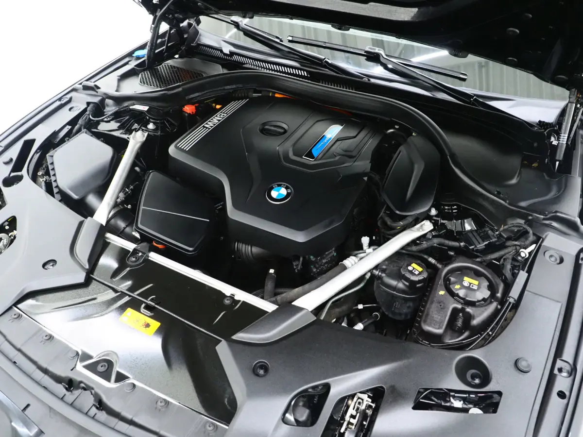 530e M Sport Shadow Line | Panoramadak | Trekhaak | Keyless | Sportstuur | Sfeerlicht | Camera | LED | Carplay