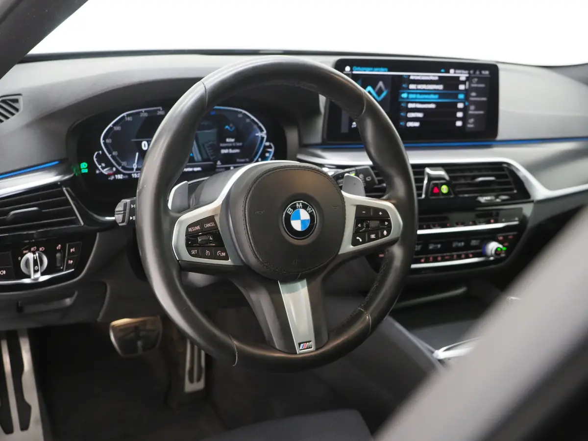 530e M Sport Shadow Line | Panoramadak | Trekhaak | Keyless | Sportstuur | Sfeerlicht | Camera | LED | Carplay