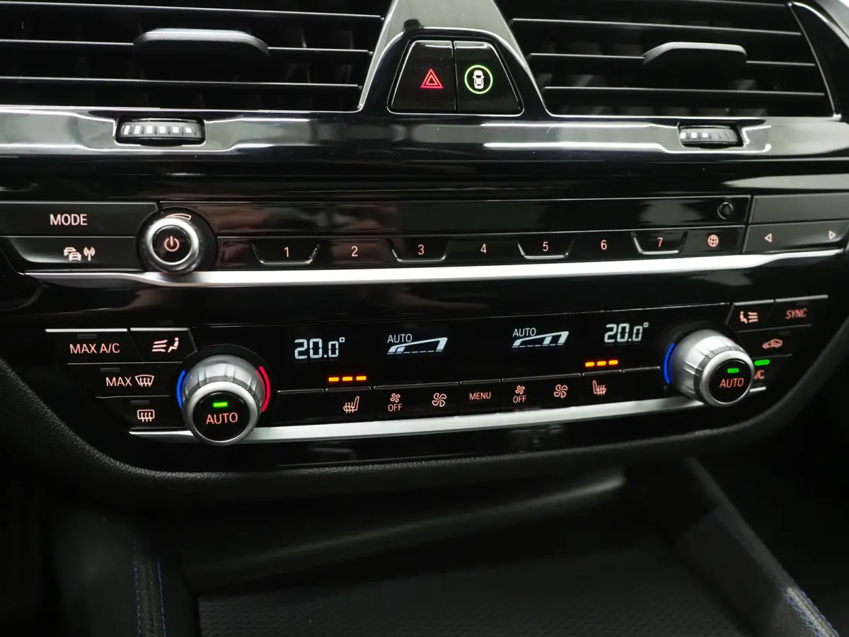 530e M Sport Shadow Line | Panoramadak | Trekhaak | Keyless | Sportstuur | Sfeerlicht | Camera | LED | Carplay