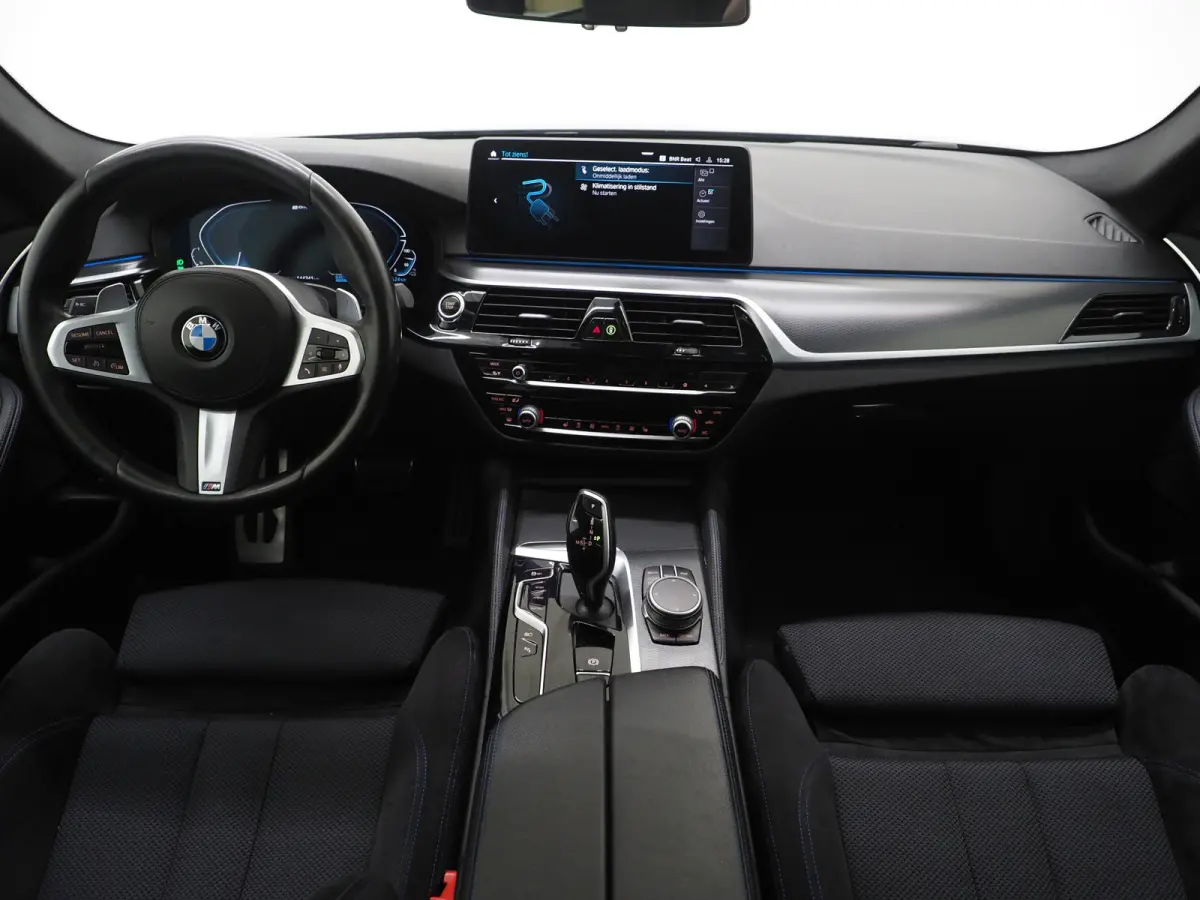 530e M Sport Shadow Line | Panoramadak | Trekhaak | Keyless | Sportstuur | Sfeerlicht | Camera | LED | Carplay