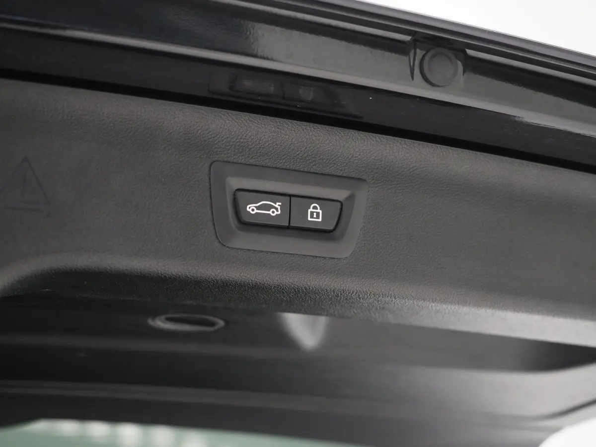530e M Sport Shadow Line | Panoramadak | Trekhaak | Keyless | Sportstuur | Sfeerlicht | Camera | LED | Carplay
