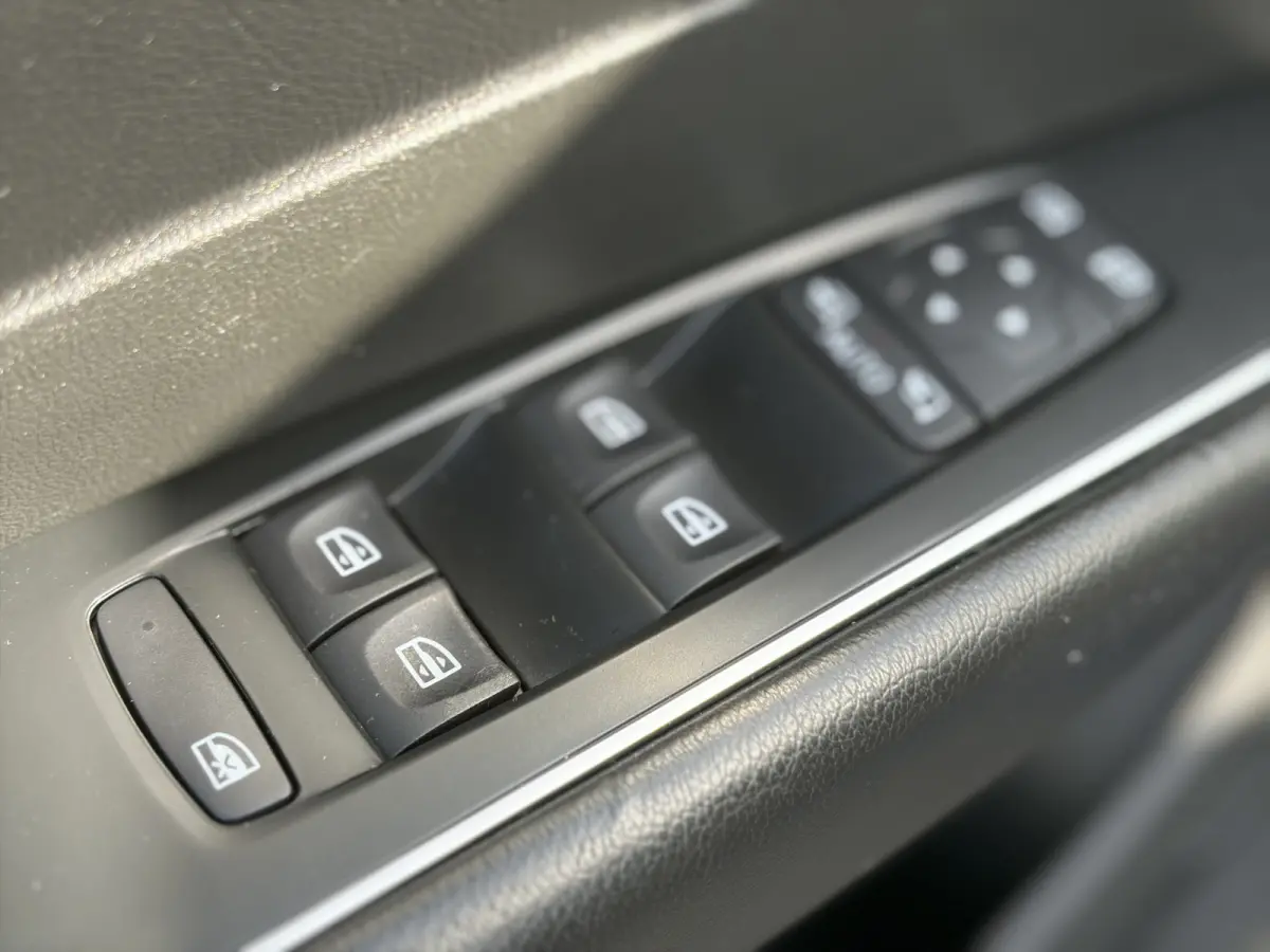 1.6 TCe Zen 150pk | Automaat | Bluetooth | Dab | Elektrisch glazen panorama-dak | Lichtmetalen velgen 17" | Navigatiesysteem full map | Parkeersensor voor en achter |