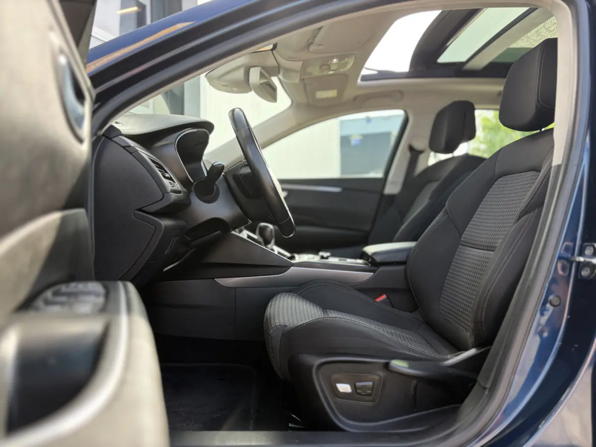 1.6 TCe Zen 150pk | Automaat | Bluetooth | Dab | Elektrisch glazen panorama-dak | Lichtmetalen velgen 17" | Navigatiesysteem full map | Parkeersensor voor en achter |