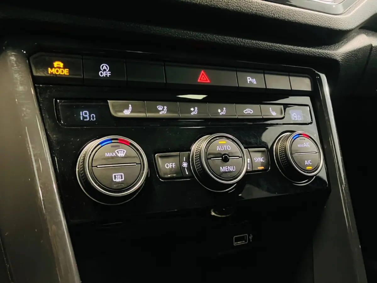 Sport Business R-Line 1.5TSi DSG | LED | Camera | Navigatie |