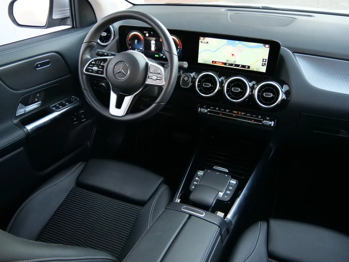 250 e Style 218 Pk Automaat Navi / DAB / Camera / Apple Carplay / Stoelverwarming