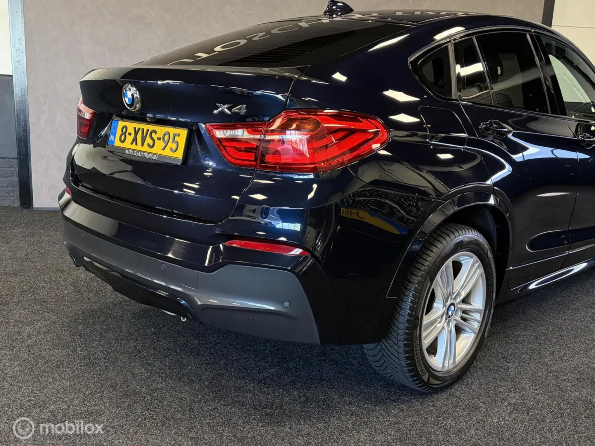 xDrive20i High Executive M SPORT CARBONSCHWARZ / LEDER / NAVI / PDC / STOELVERW. / NAP /