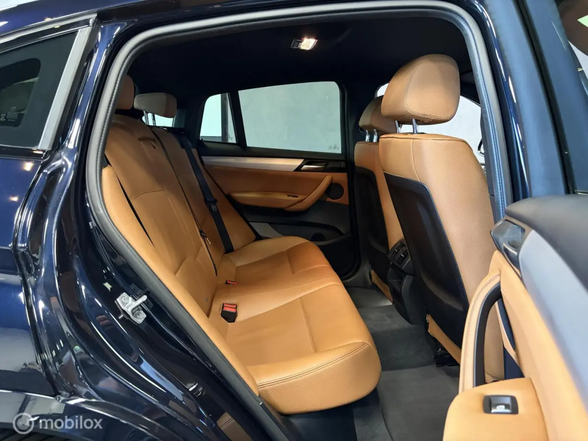 xDrive20i High Executive M SPORT CARBONSCHWARZ / LEDER / NAVI / PDC / STOELVERW. / NAP /