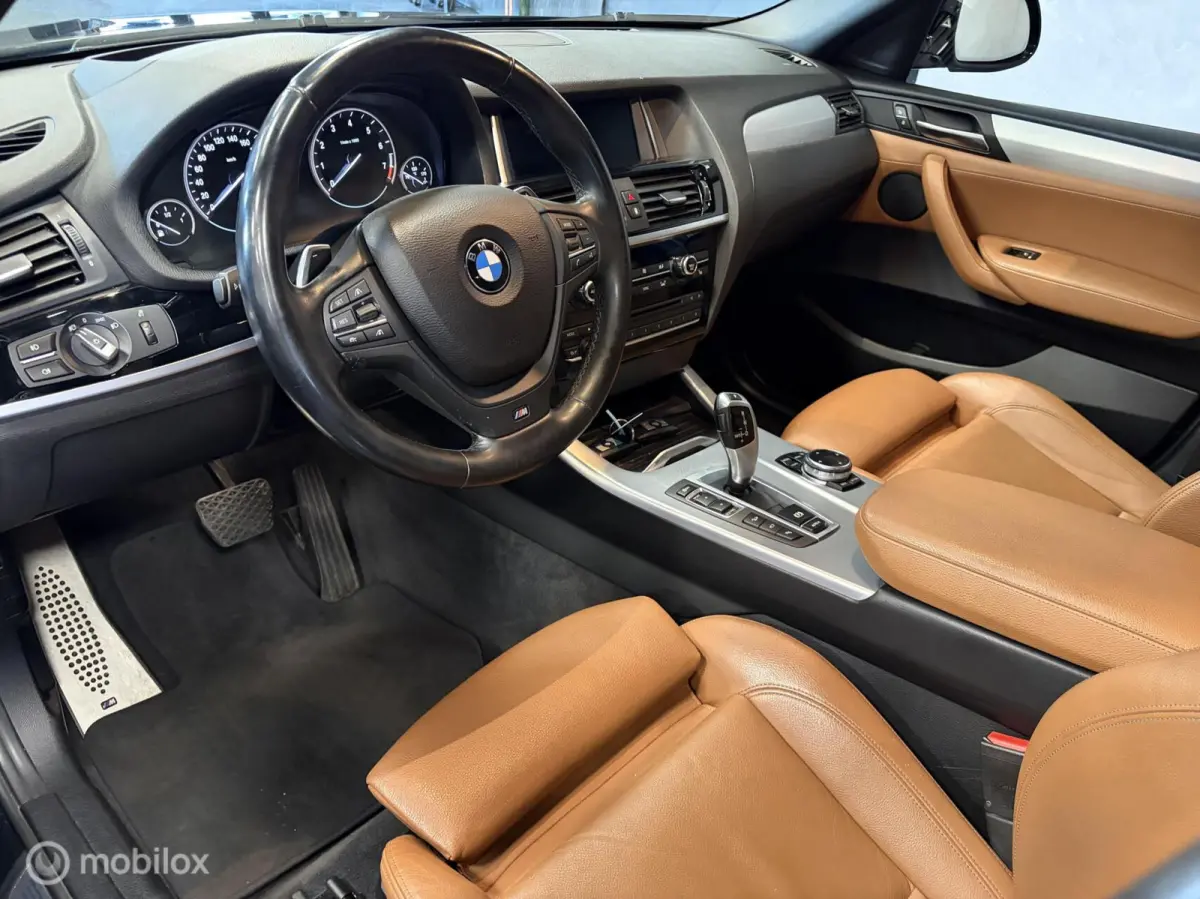 xDrive20i High Executive M SPORT CARBONSCHWARZ / LEDER / NAVI / PDC / STOELVERW. / NAP /