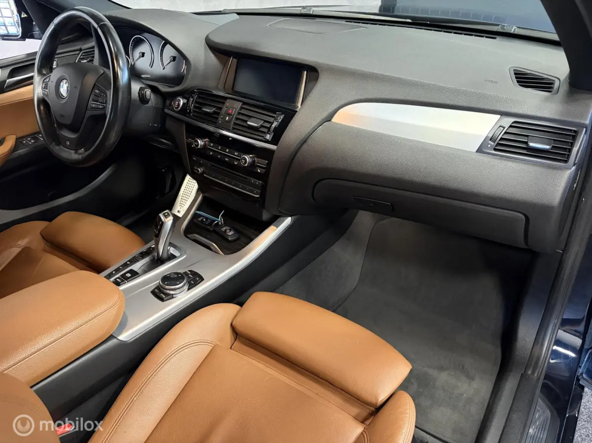 xDrive20i High Executive M SPORT CARBONSCHWARZ / LEDER / NAVI / PDC / STOELVERW. / NAP /