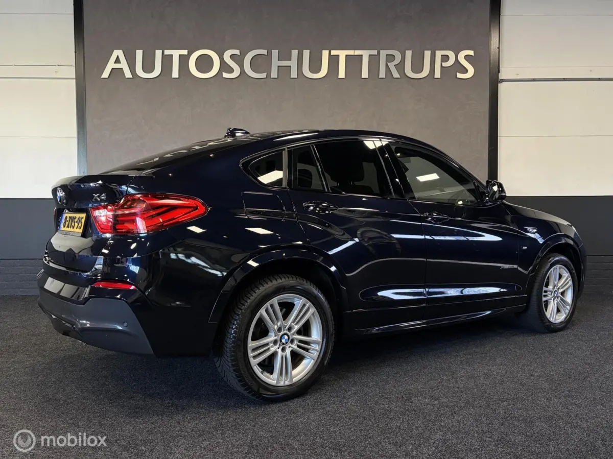 xDrive20i High Executive M SPORT CARBONSCHWARZ / LEDER / NAVI / PDC / STOELVERW. / NAP /