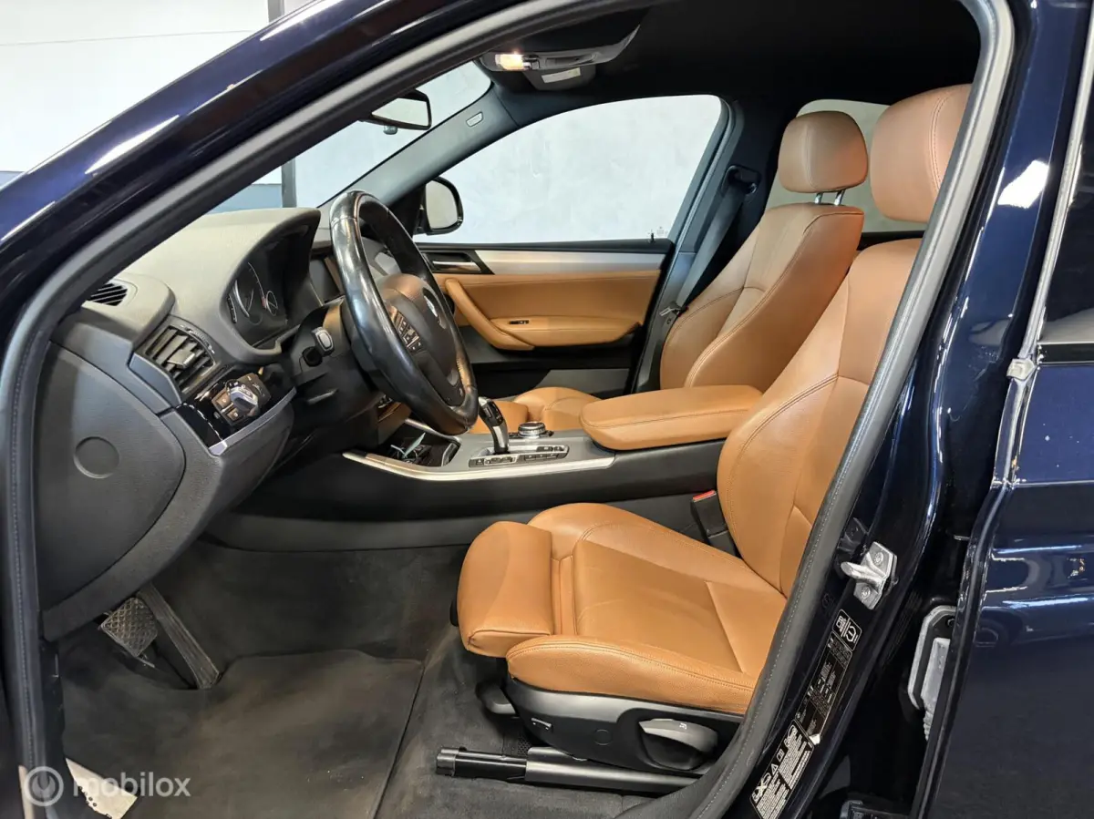 xDrive20i High Executive M SPORT CARBONSCHWARZ / LEDER / NAVI / PDC / STOELVERW. / NAP /