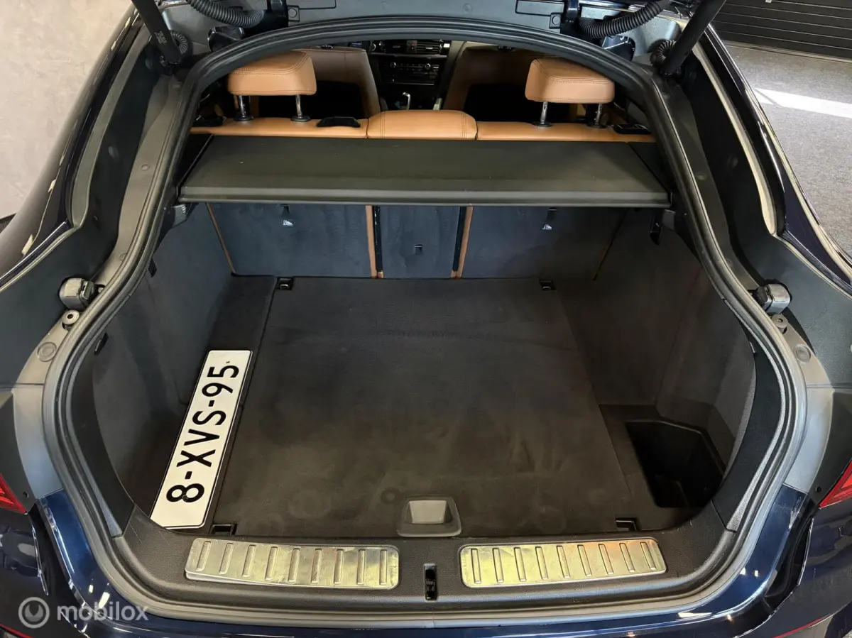 xDrive20i High Executive M SPORT CARBONSCHWARZ / LEDER / NAVI / PDC / STOELVERW. / NAP /