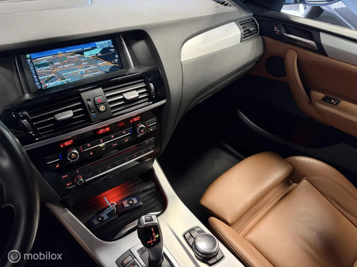 xDrive20i High Executive M SPORT CARBONSCHWARZ / LEDER / NAVI / PDC / STOELVERW. / NAP /